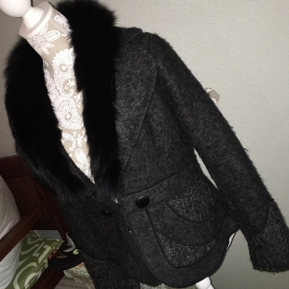 Neiman Marcus FOX FUR Collared Coat - Picture 3 of 8
